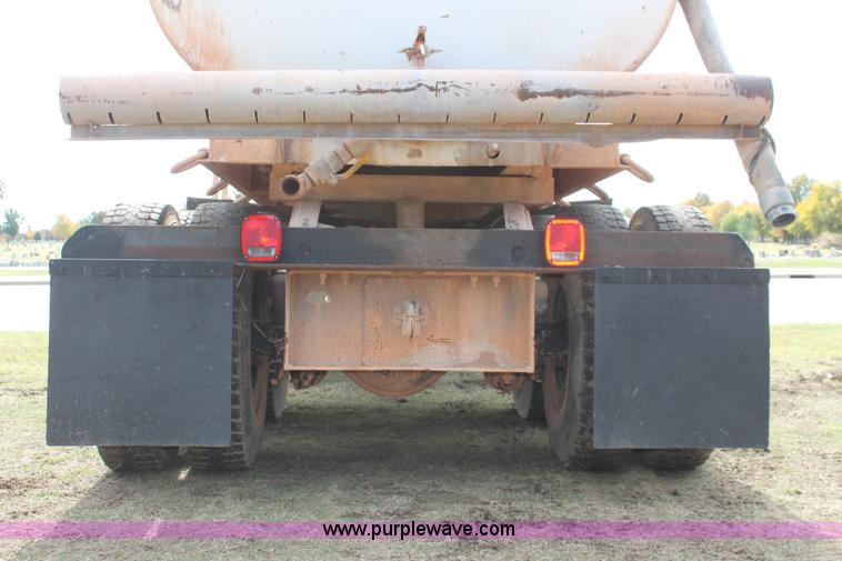 image for item H4208 1985 Peterbilt 359 semi truck