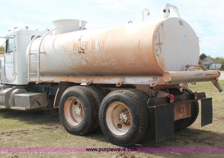 image for item H4208 1985 Peterbilt 359 semi truck