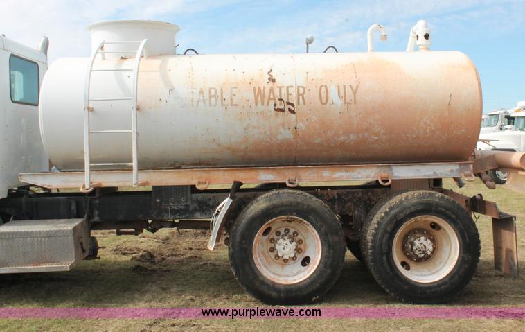 image for item H4208 1985 Peterbilt 359 semi truck