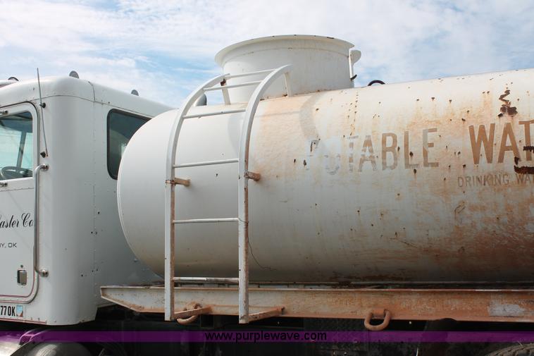 image for item H4208 1985 Peterbilt 359 semi truck