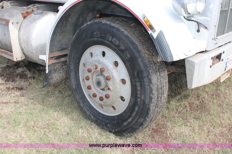 image for item H4208 1985 Peterbilt 359 semi truck