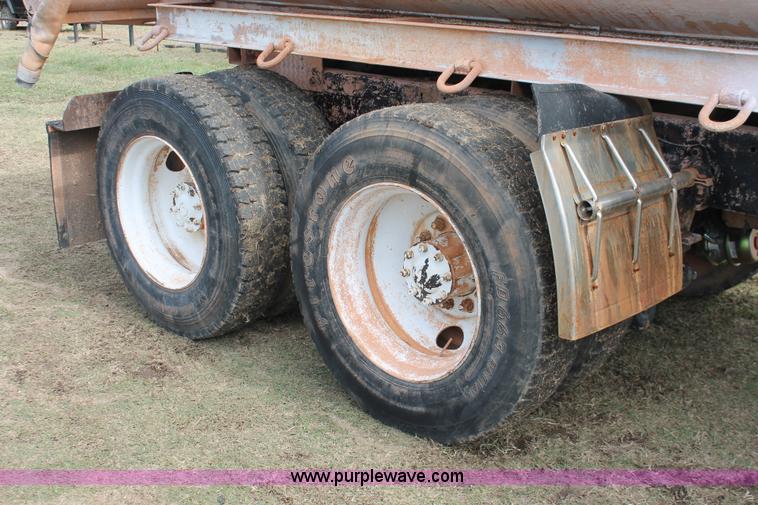 image for item H4208 1985 Peterbilt 359 semi truck