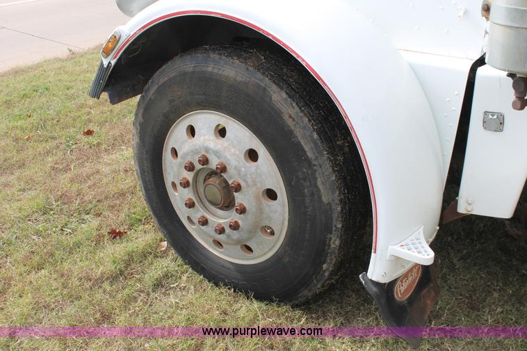 image for item H4208 1985 Peterbilt 359 semi truck