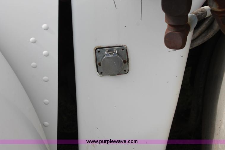 image for item H4208 1985 Peterbilt 359 semi truck