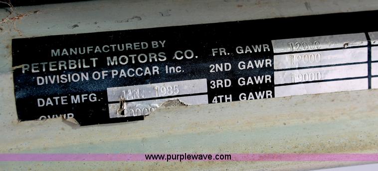 image for item H4208 1985 Peterbilt 359 semi truck