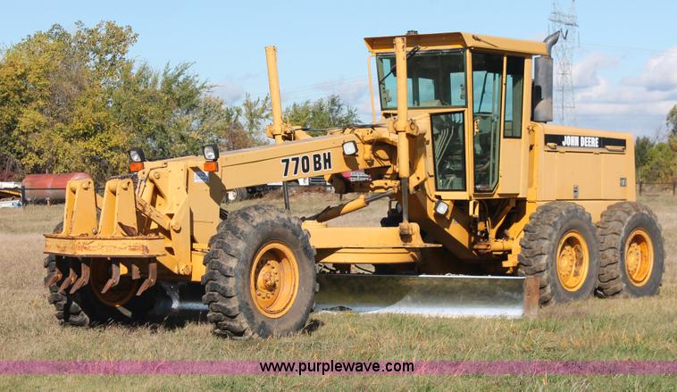 image for item H4211 1995 John Deere 770BH articulated motor grader