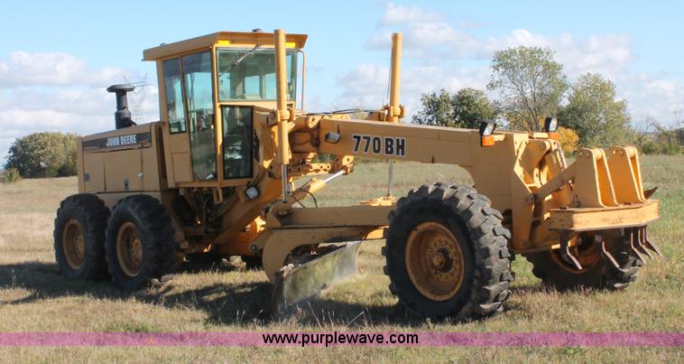 image for item H4211 1995 John Deere 770BH articulated motor grader
