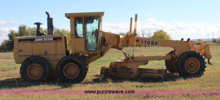 image for item H4211 1995 John Deere 770BH articulated motor grader