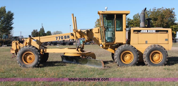 image for item H4211 1995 John Deere 770BH articulated motor grader