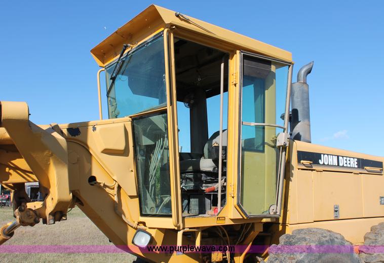 image for item H4211 1995 John Deere 770BH articulated motor grader