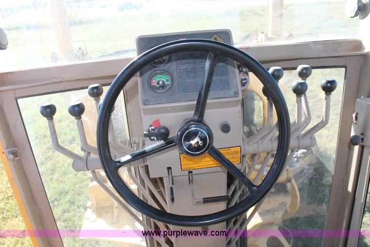 image for item H4211 1995 John Deere 770BH articulated motor grader