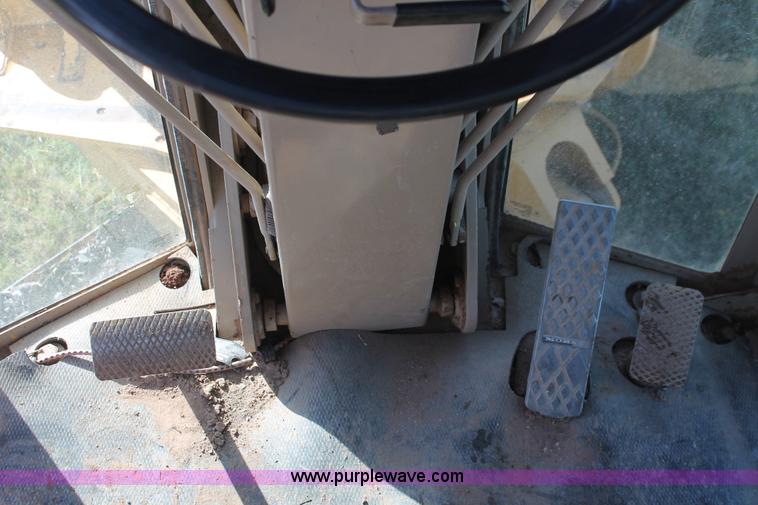 image for item H4211 1995 John Deere 770BH articulated motor grader