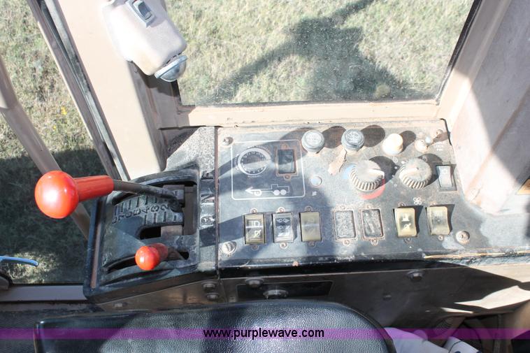 image for item H4211 1995 John Deere 770BH articulated motor grader