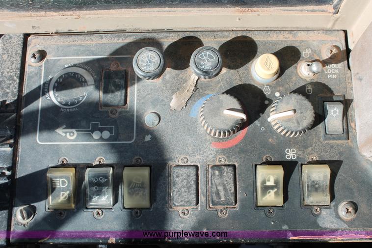 image for item H4211 1995 John Deere 770BH articulated motor grader