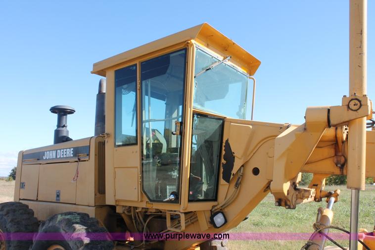 image for item H4211 1995 John Deere 770BH articulated motor grader