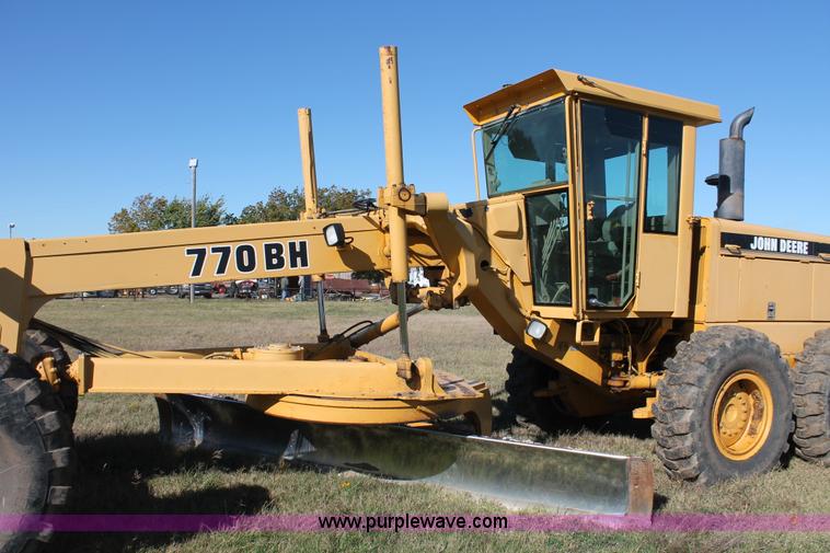 image for item H4211 1995 John Deere 770BH articulated motor grader