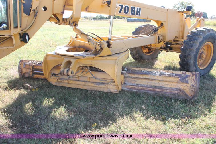 image for item H4211 1995 John Deere 770BH articulated motor grader