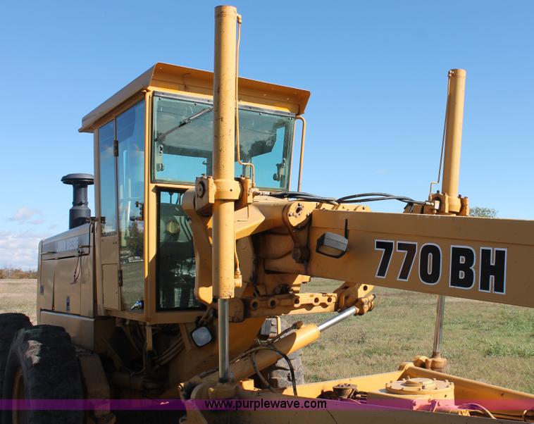 image for item H4211 1995 John Deere 770BH articulated motor grader