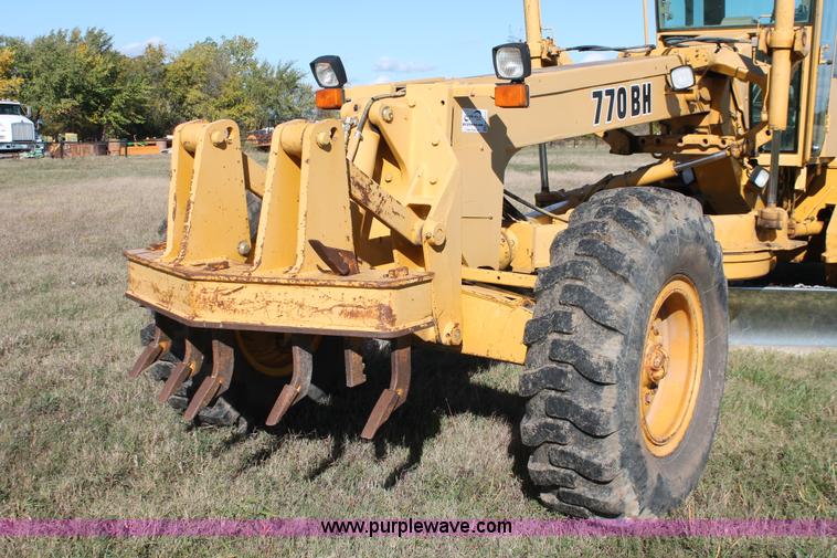 image for item H4211 1995 John Deere 770BH articulated motor grader