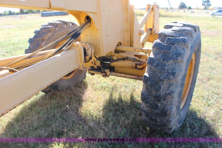 image for item H4211 1995 John Deere 770BH articulated motor grader