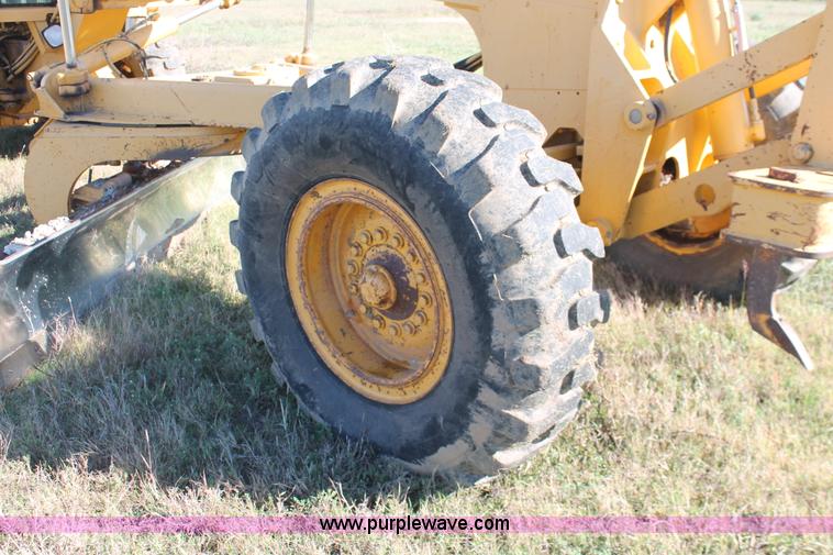 image for item H4211 1995 John Deere 770BH articulated motor grader