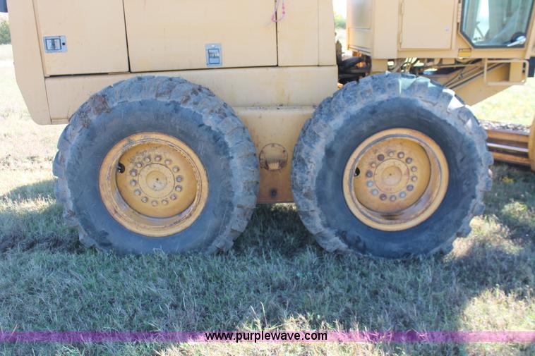 image for item H4211 1995 John Deere 770BH articulated motor grader