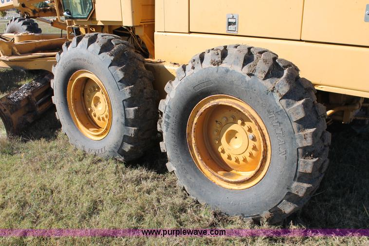 image for item H4211 1995 John Deere 770BH articulated motor grader