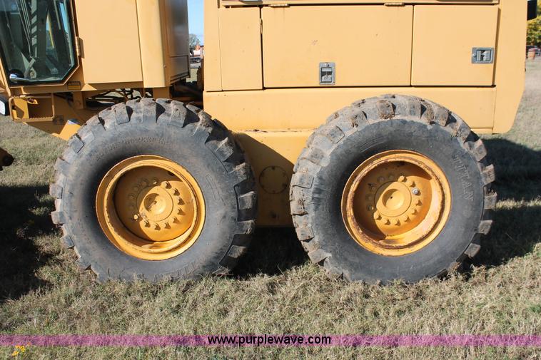 image for item H4211 1995 John Deere 770BH articulated motor grader