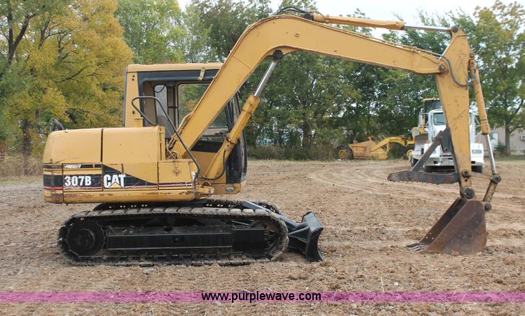 image for item H4212 1998 Caterpillar 307B mini excavator