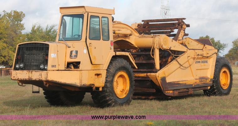 image for item H4214 1981 John Deere 862 elevating paddle scraper