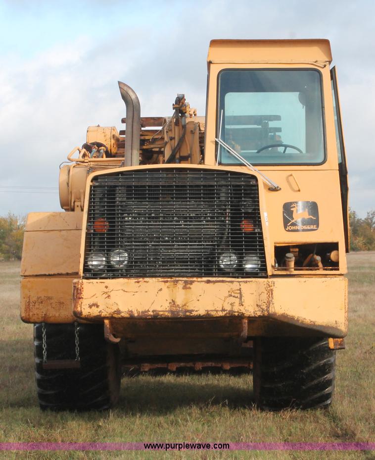 image for item H4214 1981 John Deere 862 elevating paddle scraper