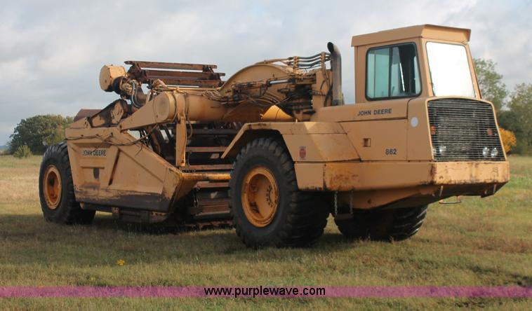 image for item H4214 1981 John Deere 862 elevating paddle scraper