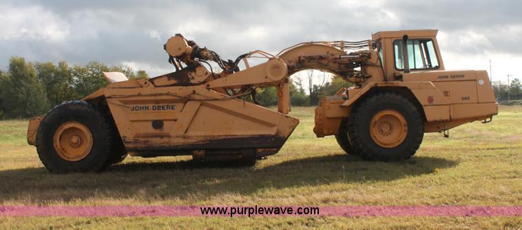 image for item H4214 1981 John Deere 862 elevating paddle scraper