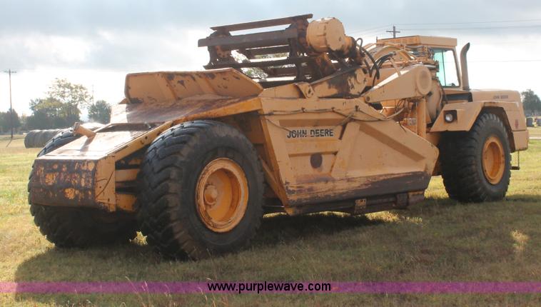 image for item H4214 1981 John Deere 862 elevating paddle scraper