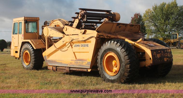 image for item H4214 1981 John Deere 862 elevating paddle scraper