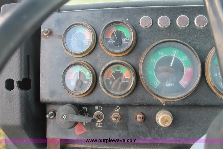 image for item H4214 1981 John Deere 862 elevating paddle scraper