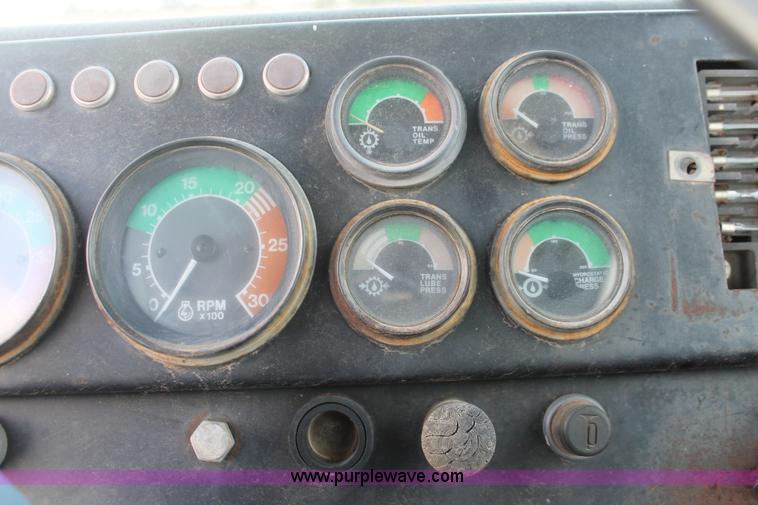 image for item H4214 1981 John Deere 862 elevating paddle scraper