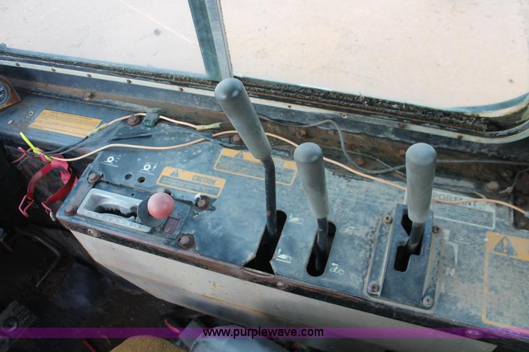 image for item H4214 1981 John Deere 862 elevating paddle scraper