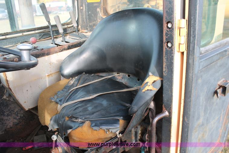 image for item H4214 1981 John Deere 862 elevating paddle scraper