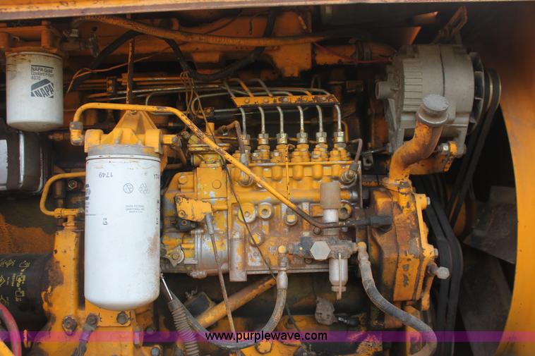 image for item H4214 1981 John Deere 862 elevating paddle scraper