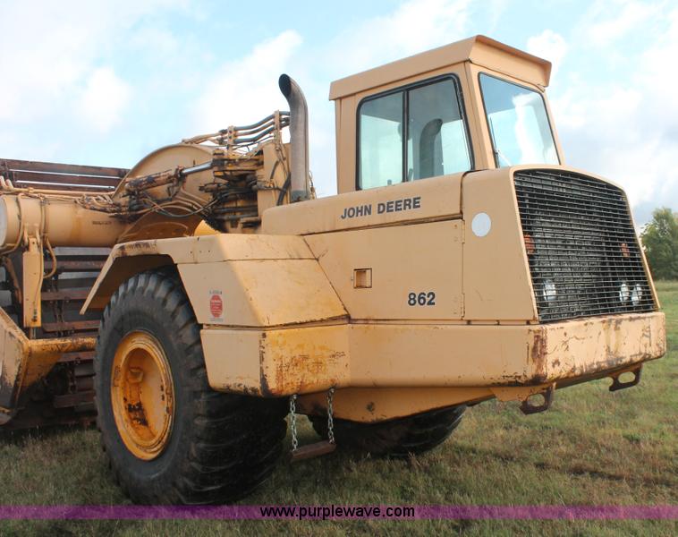 image for item H4214 1981 John Deere 862 elevating paddle scraper