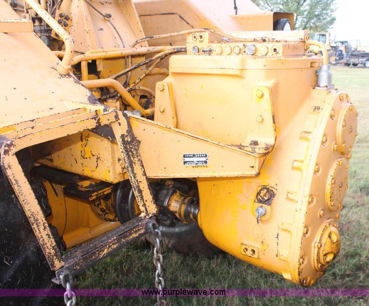 image for item H4214 1981 John Deere 862 elevating paddle scraper