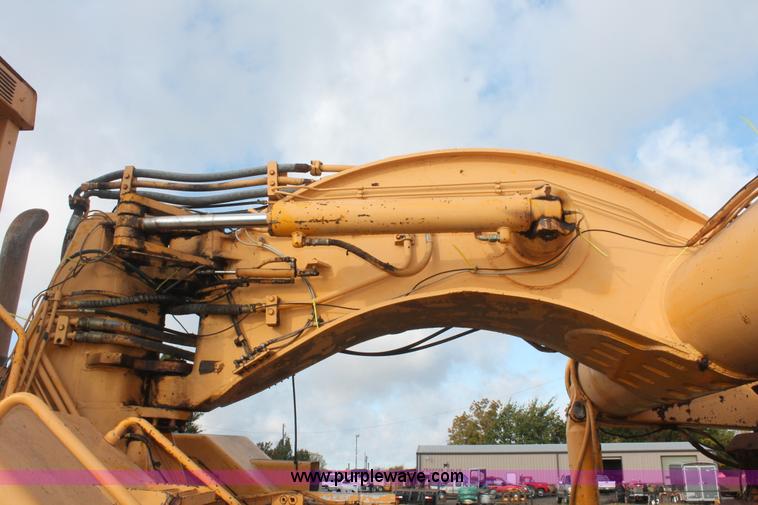 image for item H4214 1981 John Deere 862 elevating paddle scraper