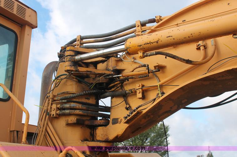 image for item H4214 1981 John Deere 862 elevating paddle scraper