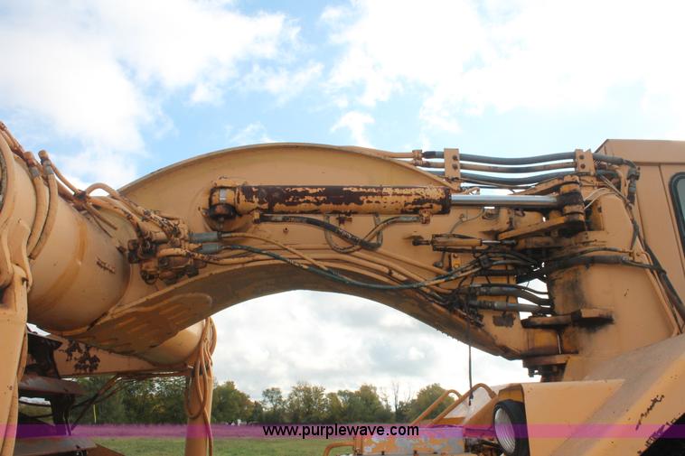 image for item H4214 1981 John Deere 862 elevating paddle scraper