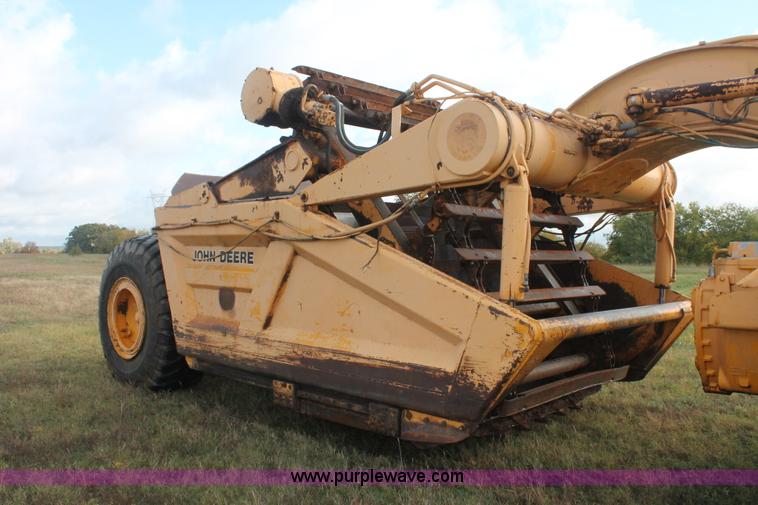 image for item H4214 1981 John Deere 862 elevating paddle scraper