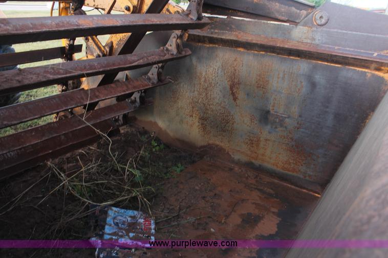 image for item H4214 1981 John Deere 862 elevating paddle scraper