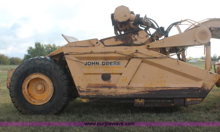image for item H4214 1981 John Deere 862 elevating paddle scraper