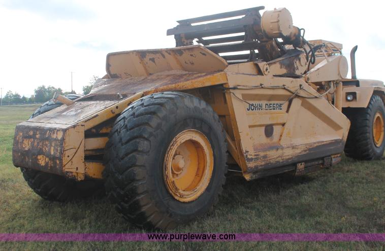 image for item H4214 1981 John Deere 862 elevating paddle scraper
