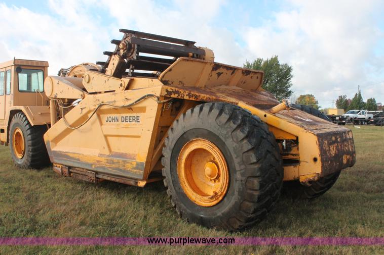 image for item H4214 1981 John Deere 862 elevating paddle scraper